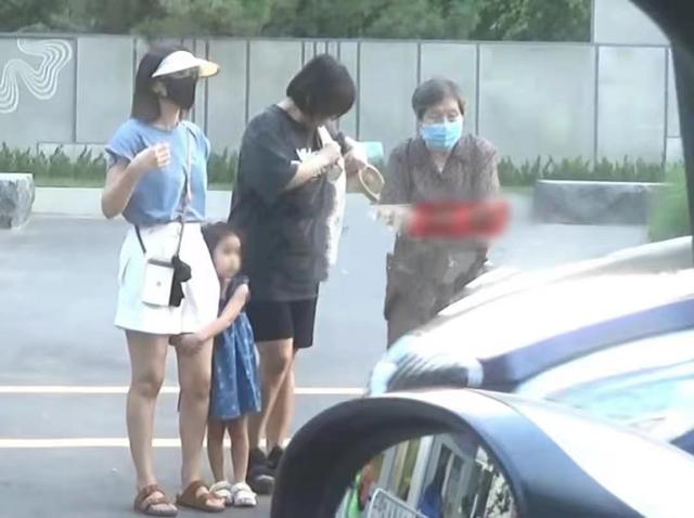 一家三口罕同框！大咖明星夫妻「低調現身街頭」溫馨互動全被拍　4歲女兒曝光「傳承爸媽神基因」