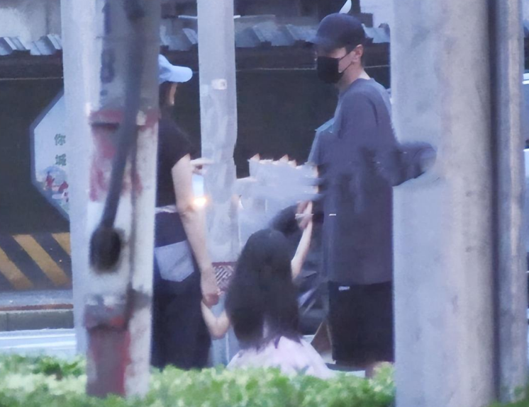 一家三口罕同框！大咖明星夫妻「低調現身街頭」溫馨互動全被拍　4歲女兒曝光「傳承爸媽神基因」