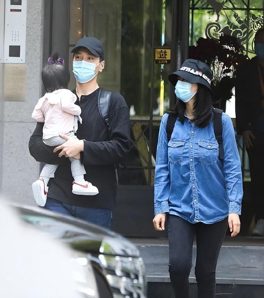 一家三口罕同框！大咖明星夫妻「低調現身街頭」溫馨互動全被拍　4歲女兒曝光「傳承爸媽神基因」