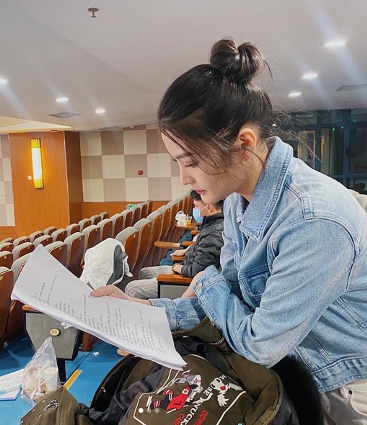 本土劇一哥陳昭榮愛女陳品如 不靠爸闖演藝圈 直播帶貨一晚狂賺500萬