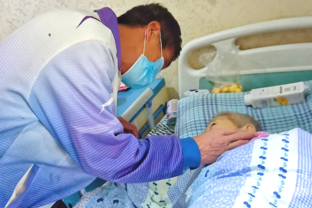 父親第7次住院「我決定放棄他」！妹妹出狠招「拿出一張紙」拯救我們一家：有些父母天生是子女剋星