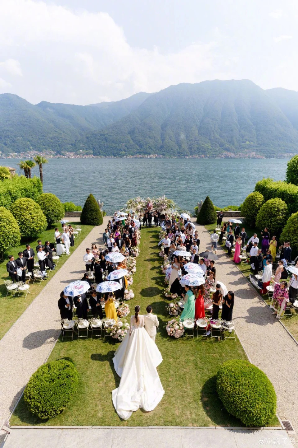 結婚20周年！大咖男星寵「小17歲愛妻」赴義大利補辦婚禮　「這次多了兒女」現場星光熠熠