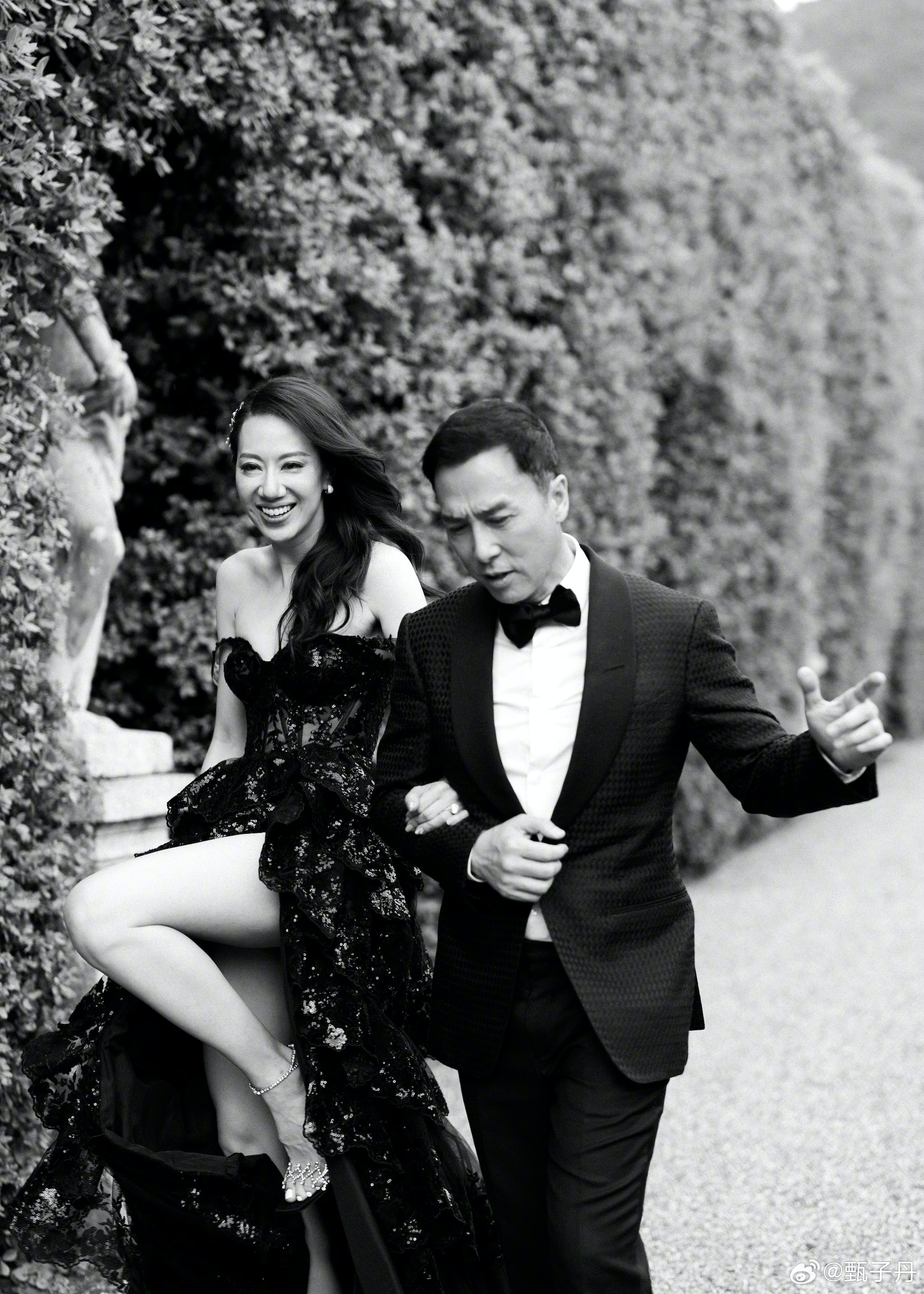 結婚20周年！大咖男星寵「小17歲愛妻」赴義大利補辦婚禮　「這次多了兒女」現場星光熠熠