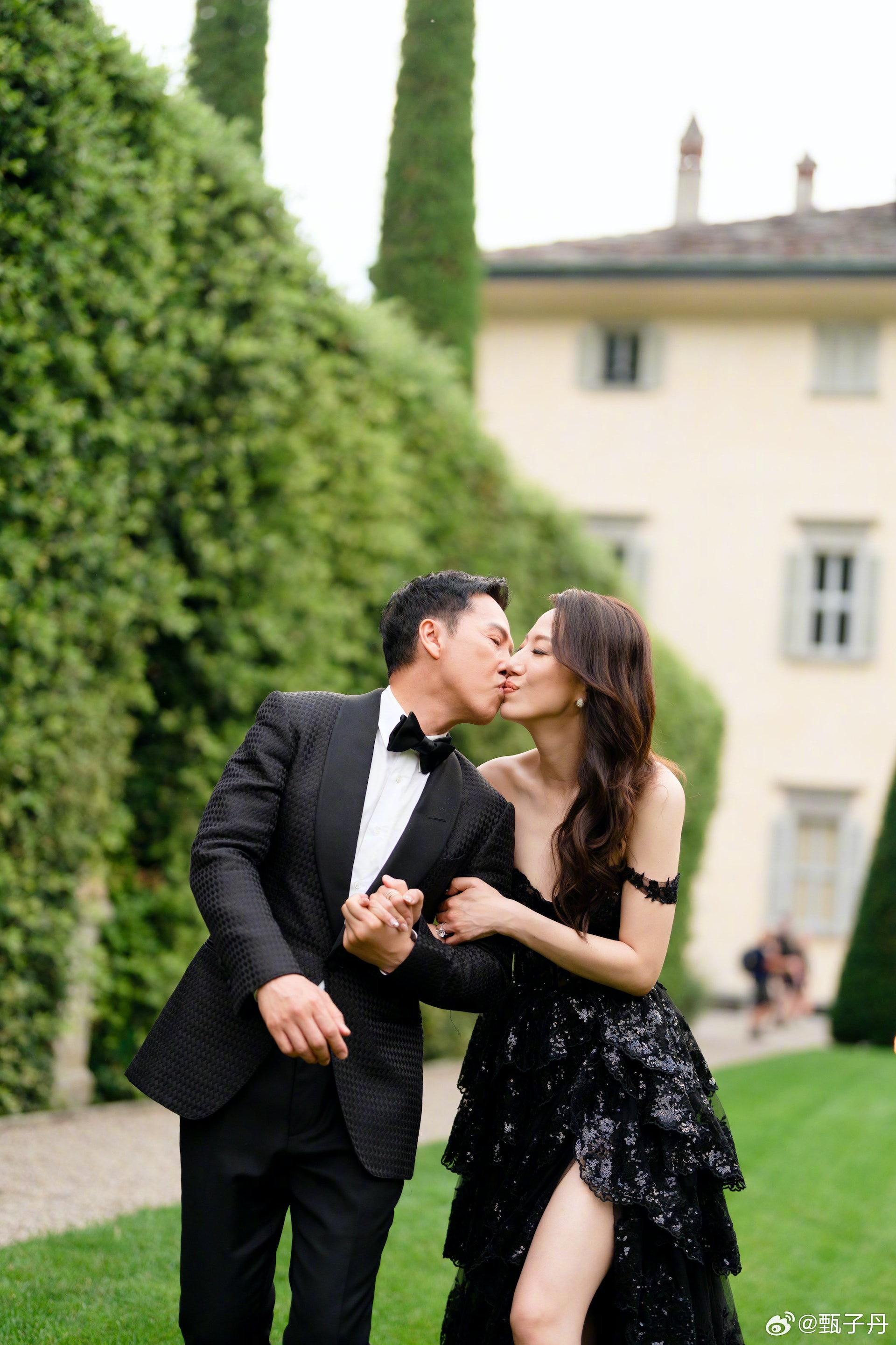 結婚20周年！大咖男星寵「小17歲愛妻」赴義大利補辦婚禮　「這次多了兒女」現場星光熠熠
