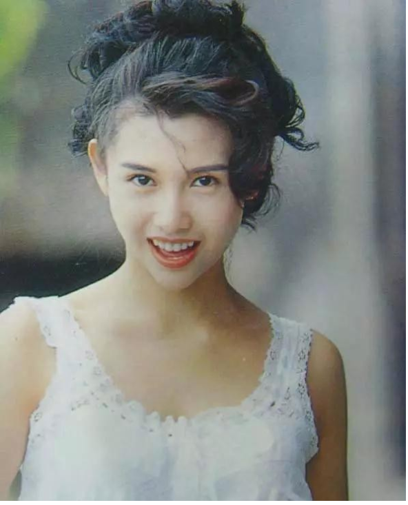 被視下一個女總裁！邱淑貞21歲女兒「傳接手上億身家」闖進名流圈　緊擁閨蜜「一看身分大有來頭」