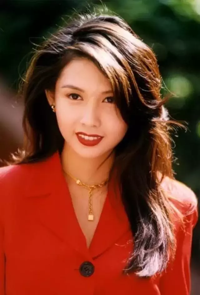 邱淑貞23歲愛女沈月「時尚圈新寵」！繼承億萬時尚王國 閨蜜竟是歐洲公主
