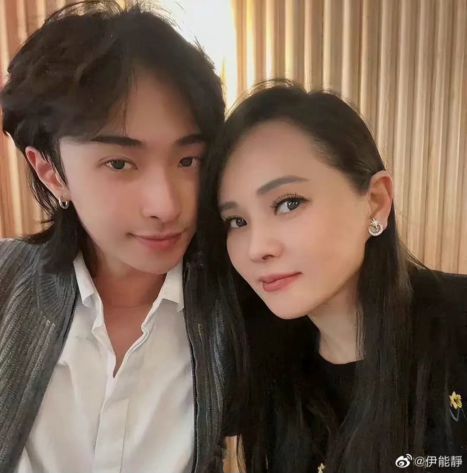 小哈利穿吊嘎開直播「釣出庾澄慶驚喜現身」　兒喊「1句話秒閃人」網讚：爸爸好開明