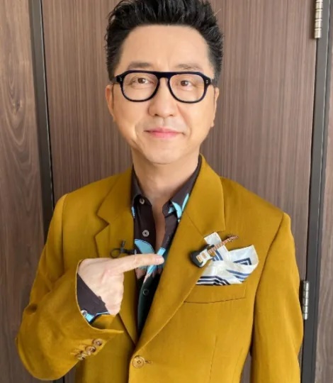小哈利穿吊嘎開直播「釣出庾澄慶驚喜現身」　兒喊「1句話秒閃人」網讚：爸爸好開明