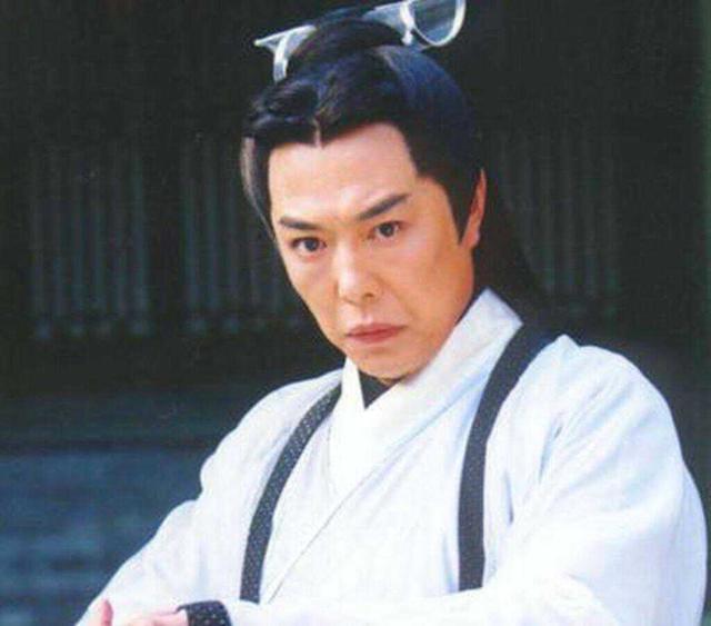 演活《還珠》皇阿瑪！68歲資深男星「緊急入院動刀」面容憔悴　術後「纏紗布坐輪椅」近況曝光