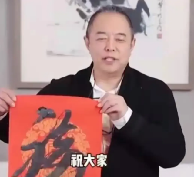 演活《還珠》皇阿瑪！68歲資深男星「緊急入院動刀」面容憔悴　術後「纏紗布坐輪椅」近況曝光