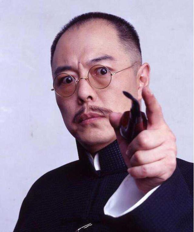 演活《還珠》皇阿瑪！68歲資深男星「緊急入院動刀」面容憔悴　術後「纏紗布坐輪椅」近況曝光
