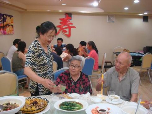 給婆婆過60歲大壽！到樓下才發現「忘拿紅包」忙返回去取　再次歸來「眼前一幕」讓我怒掀飯桌