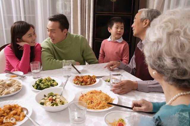 給婆婆過60歲大壽！到樓下才發現「忘拿紅包」忙返回去取　再次歸來「眼前一幕」讓我怒掀飯桌