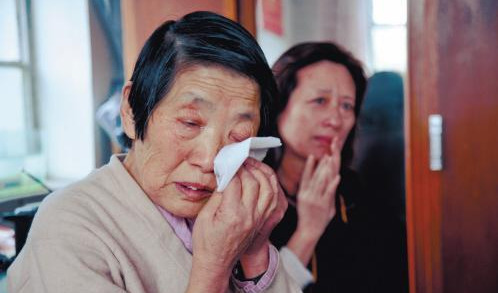 給婆婆過60歲大壽！到樓下才發現「忘拿紅包」忙返回去取　再次歸來「眼前一幕」讓我怒掀飯桌