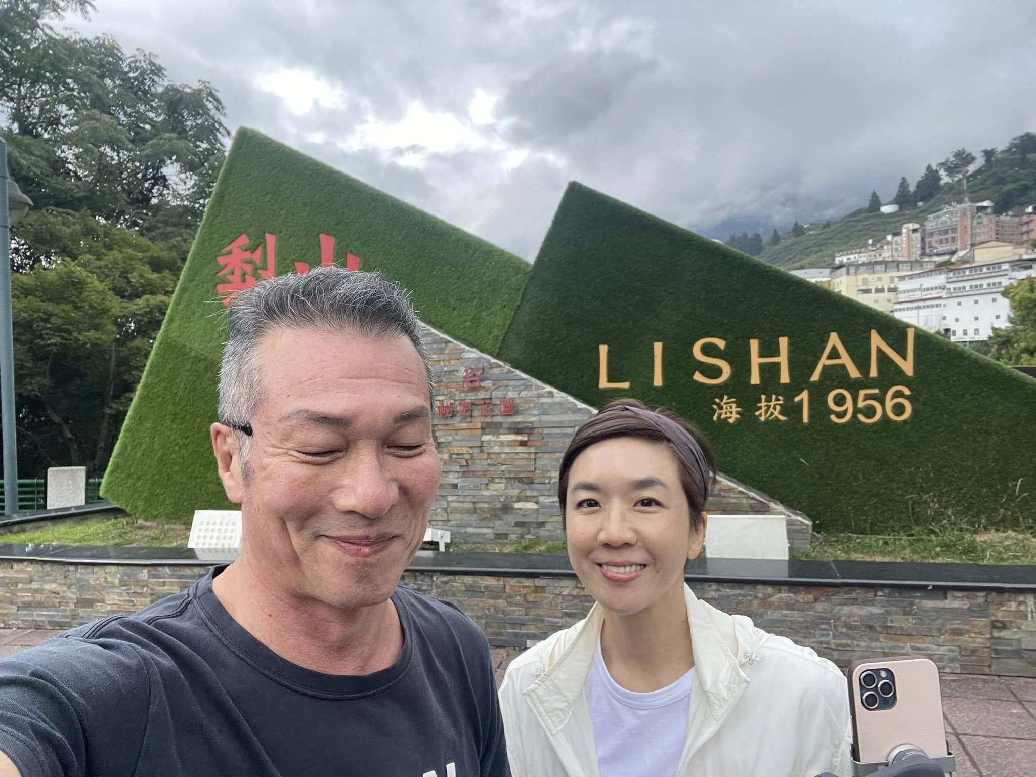68歲黃仲崑現身宜蘭！當地巧遇粉絲「私下1暖舉曝」身邊未見妻身影　小17歲老婆「大爆當小三16年」婚姻超甜蜜