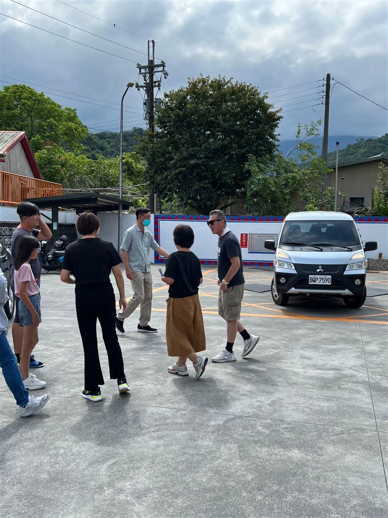 68歲黃仲崑現身宜蘭！當地巧遇粉絲「私下1暖舉曝」身邊未見妻身影　小17歲老婆「大爆當小三16年」婚姻超甜蜜
