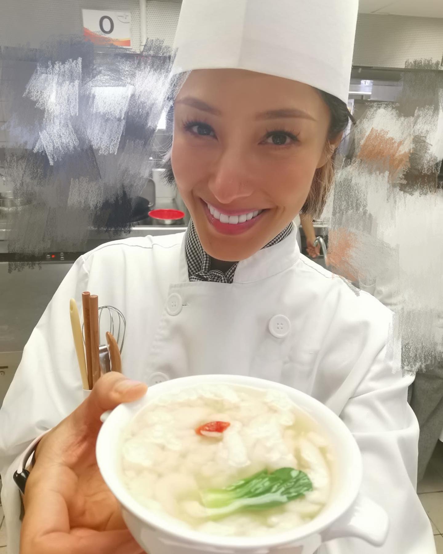 風光嫁珠寶商！46歲女星當媽「突瘦出排骨胸」照片嚇壞眾人　親吐健康狀況「真實體重曝」