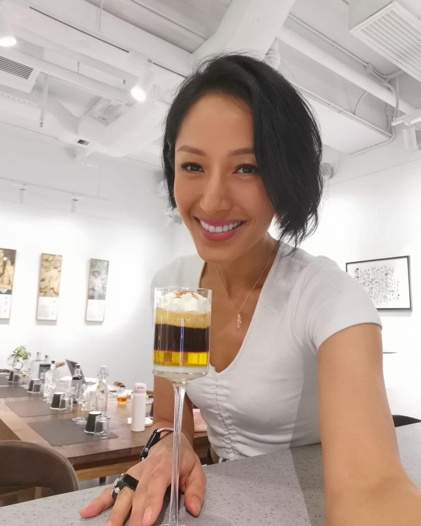 風光嫁珠寶商！46歲女星當媽「突瘦出排骨胸」照片嚇壞眾人　親吐健康狀況「真實體重曝」
