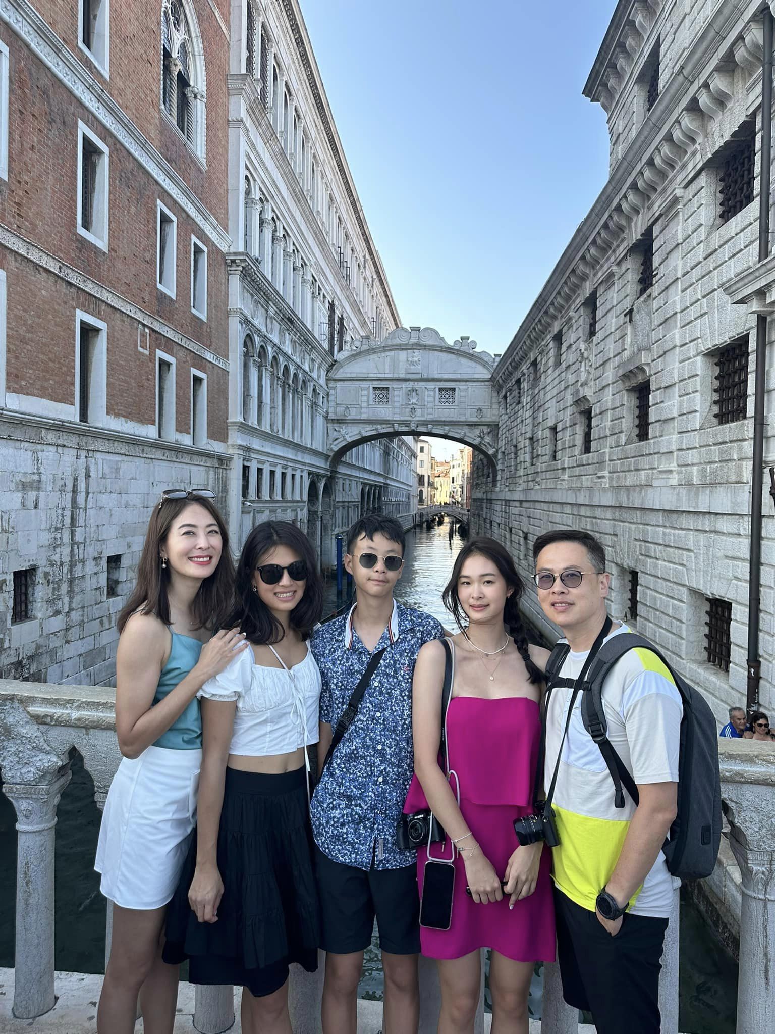 帶全家遊歐洲！賈永婕「在最愛的地方慶生」被3兒女簇擁　無奈嘆「以後不想過生日」：要喝防腐劑
