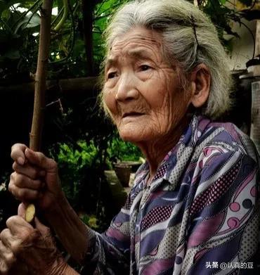 98歲的老母親高齡去世！我們兄妹5個「卻沒一人掉淚」：全因30年前一場命案...