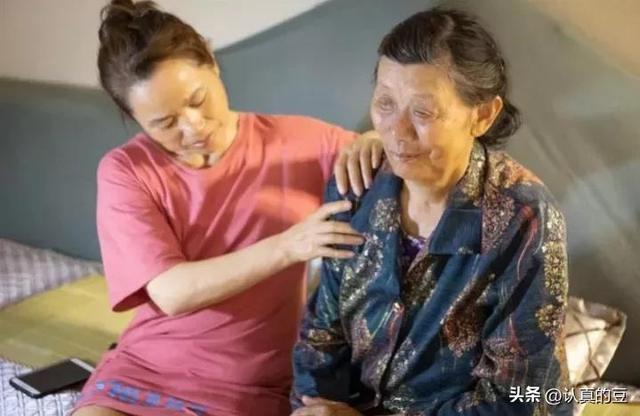 98歲的老母親高齡去世！我們兄妹5個「卻沒一人掉淚」：全因30年前一場命案...