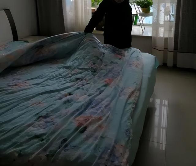 表姐是單親媽媽很辛苦！我把房子「免費借表姐住」　3年後她突搬走「要我趕緊去收拾」一掀開床鋪我傻了