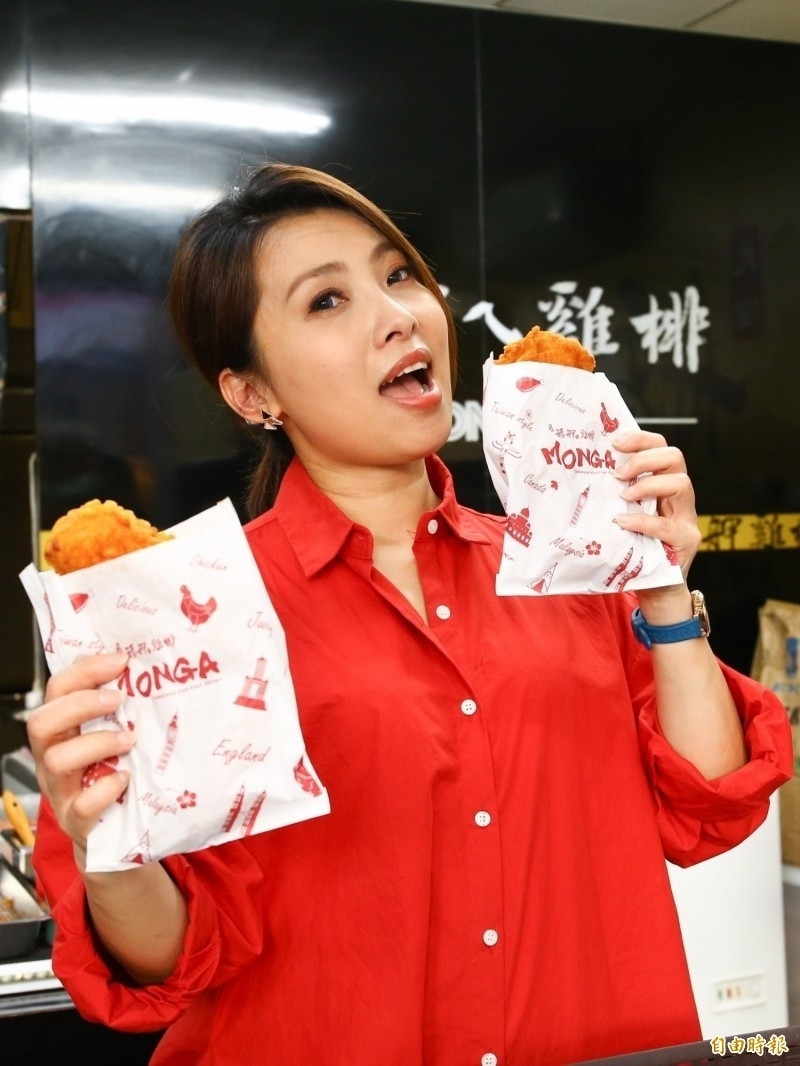 被封雞排女王！46歲台語女歌手經營6年「無奈曝收攤了」　不氣餒「和先生改開冰店」龍千玉也是客人