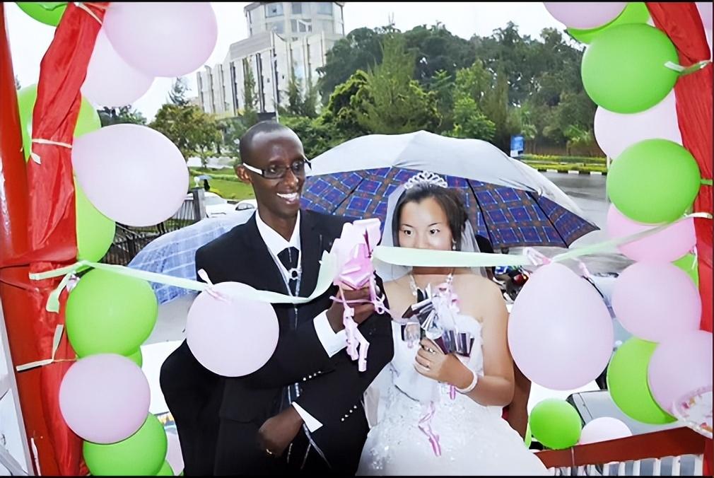 愛上黑人留學生!女大學生「不顧父母反對」為愛遠嫁非洲 婚後生活發生「翻天覆地變化」