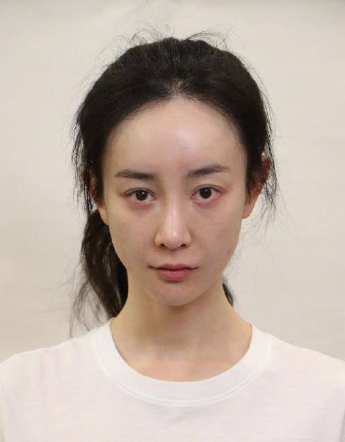 因整容丟掉前程！美女主持人「臉部僵硬、不自然」遭拒看　女星悲吐「無戲可拍」素顏照曝光