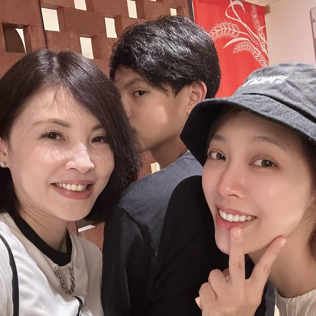 送小兒赴新加坡留學！何如芸在桃機「上演十八相送」眼眶全紅　埋伏筆「2個月後團聚」網眼尖揪端倪