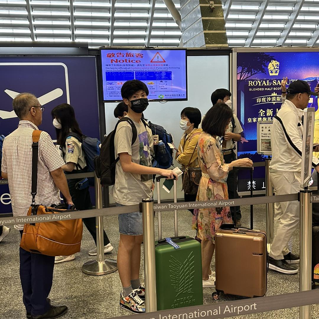 送小兒赴新加坡留學！何如芸在桃機「上演十八相送」眼眶全紅　埋伏筆「2個月後團聚」網眼尖揪端倪