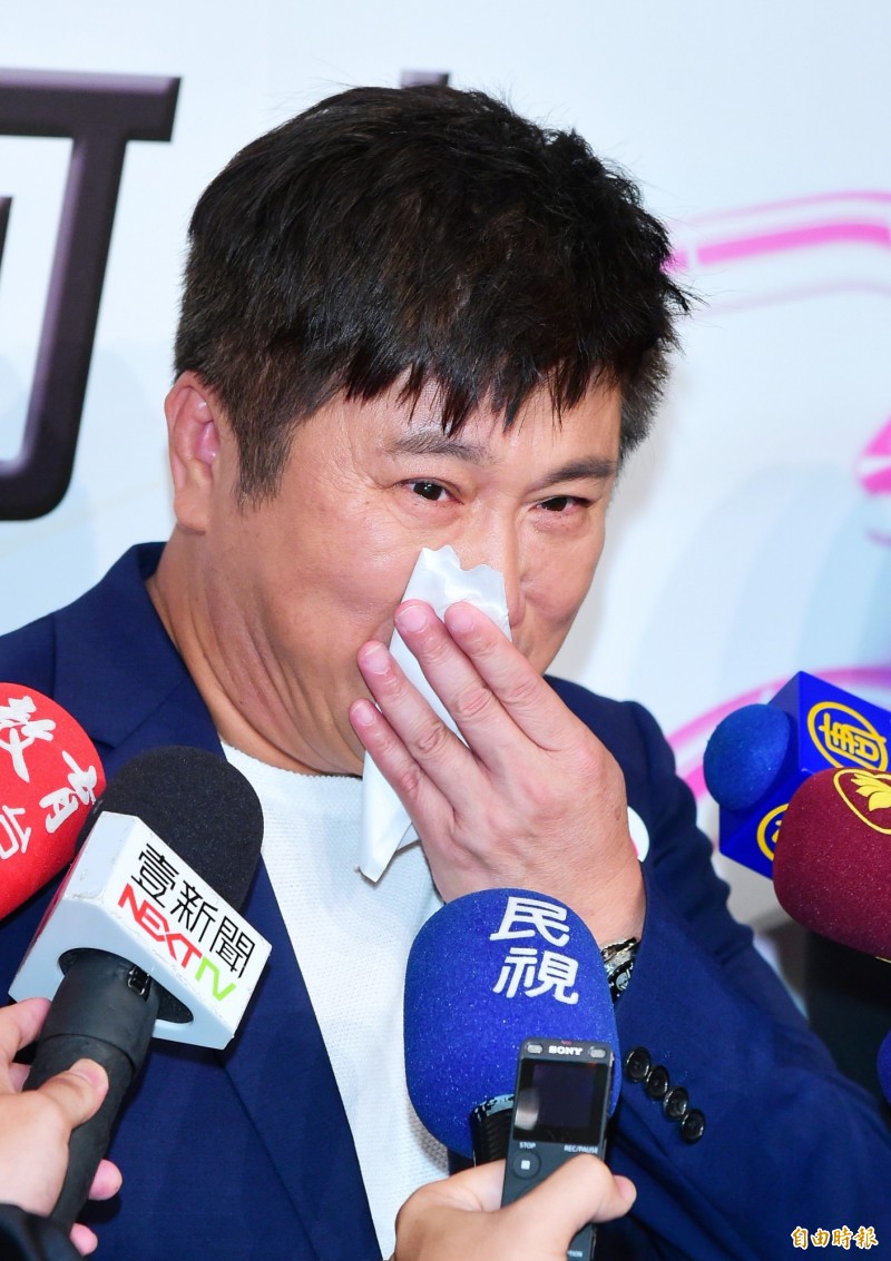 任榮譽校長30多年！64歲胡瓜舞台上「罕見落下男兒淚」說不出話　現場眾星雲集「一見捐款數字淚崩」