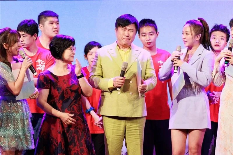 任榮譽校長30多年！64歲胡瓜舞台上「罕見落下男兒淚」說不出話　現場眾星雲集「一見捐款數字淚崩」