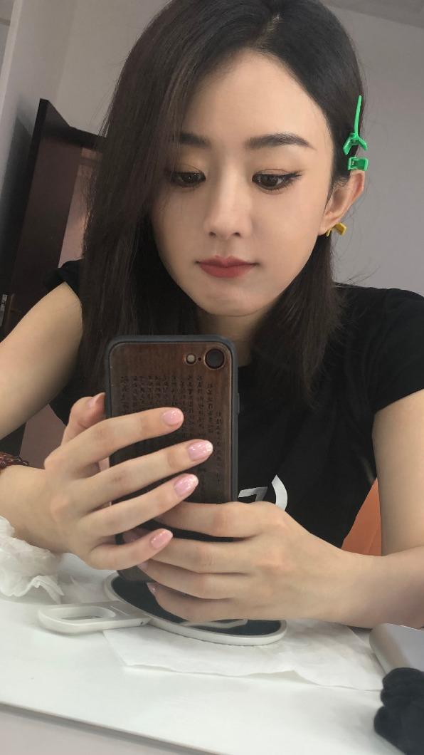 一線女星年賺17億！被目擊「同一件衣服連穿4個月」最愛地攤貨　對自己節儉「一口氣捐300萬」做公益超闊綽