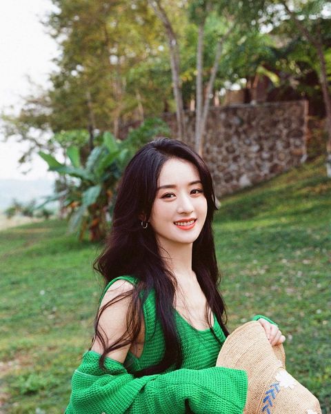 一線女星年賺17億！被目擊「同一件衣服連穿4個月」最愛地攤貨　對自己節儉「一口氣捐300萬」做公益超闊綽
