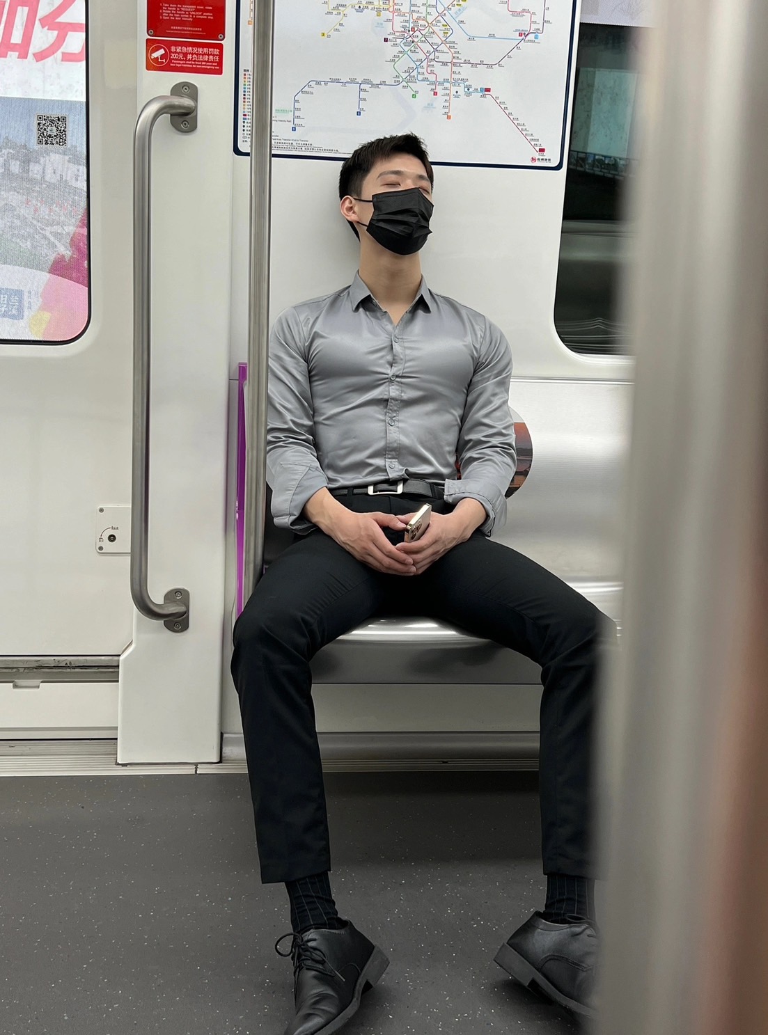 性感指數爆表!搭車遇到「肌肉襯衫帥哥」帥到想搭訕 拿掉口罩「變運動風天菜學長」太心動