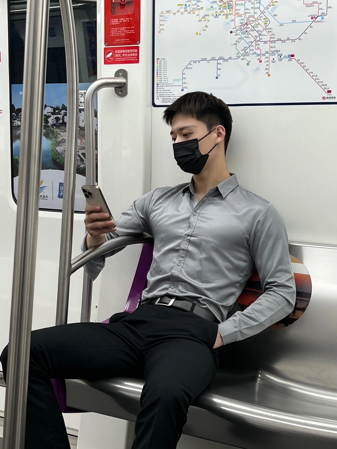 性感指數爆表!搭車遇到「肌肉襯衫帥哥」帥到想搭訕 拿掉口罩「變運動風天菜學長」太心動