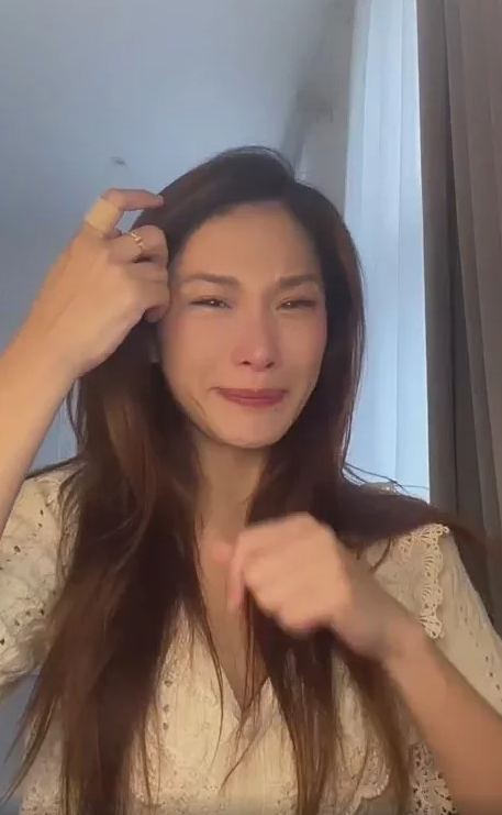 突宣布重大消息！艾莉絲「無預警開直播」鏡頭前崩潰　「默默努力7年」暴哭：我真的沒想過