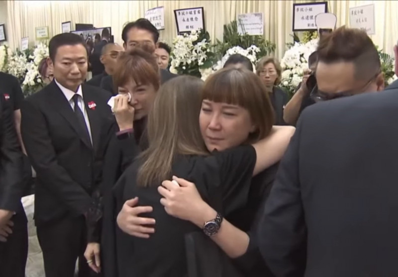 原定和李玟相約！甄妮悲痛「現身喪禮致詞」：不該開這種玩笑　「愛女生日成好友忌日」擔任扶靈人
