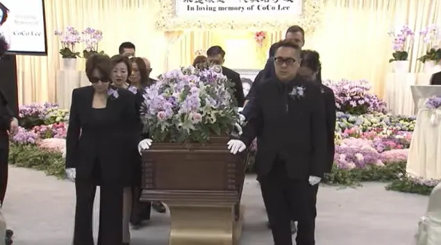 原定和李玟相約！甄妮悲痛「現身喪禮致詞」：不該開這種玩笑　「愛女生日成好友忌日」擔任扶靈人