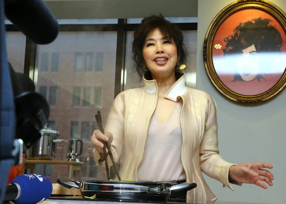 撞臉歐陽菲菲！美食主持退休16年「驚曝是房產女王」　「獲5千萬官司賠償」私下早當阿嬤