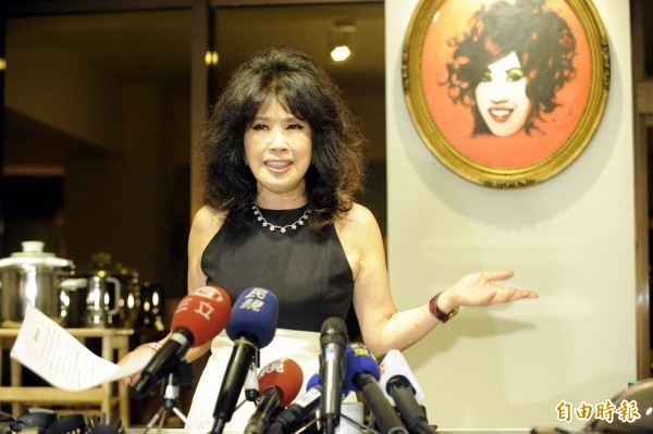 撞臉歐陽菲菲！美食主持退休16年「驚曝是房產女王」　「獲5千萬官司賠償」私下早當阿嬤