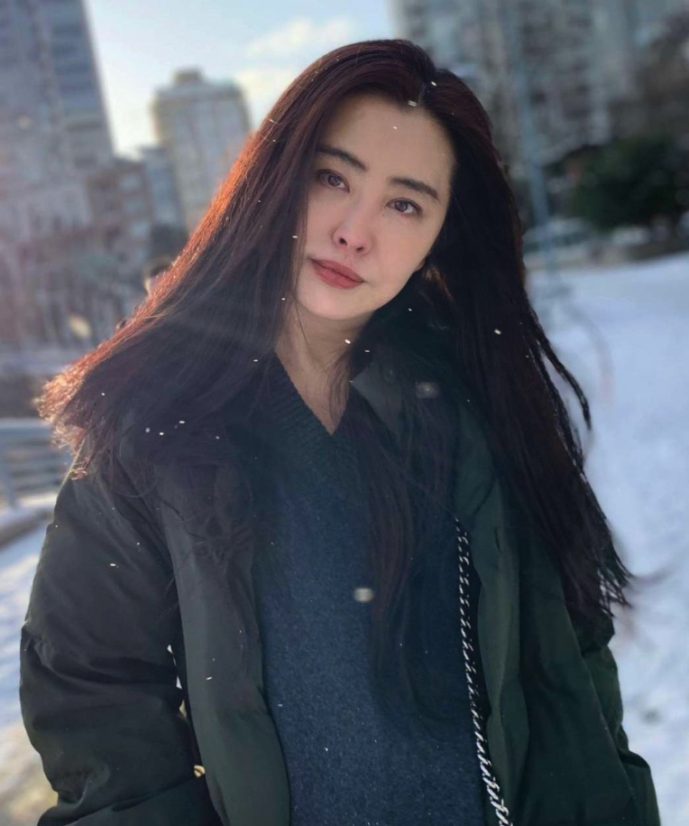 曾紅遍亞洲！咖啡廳偶遇「資深女星樸素穿搭」　「56歲未婚未育」不掩飾歲月痕跡