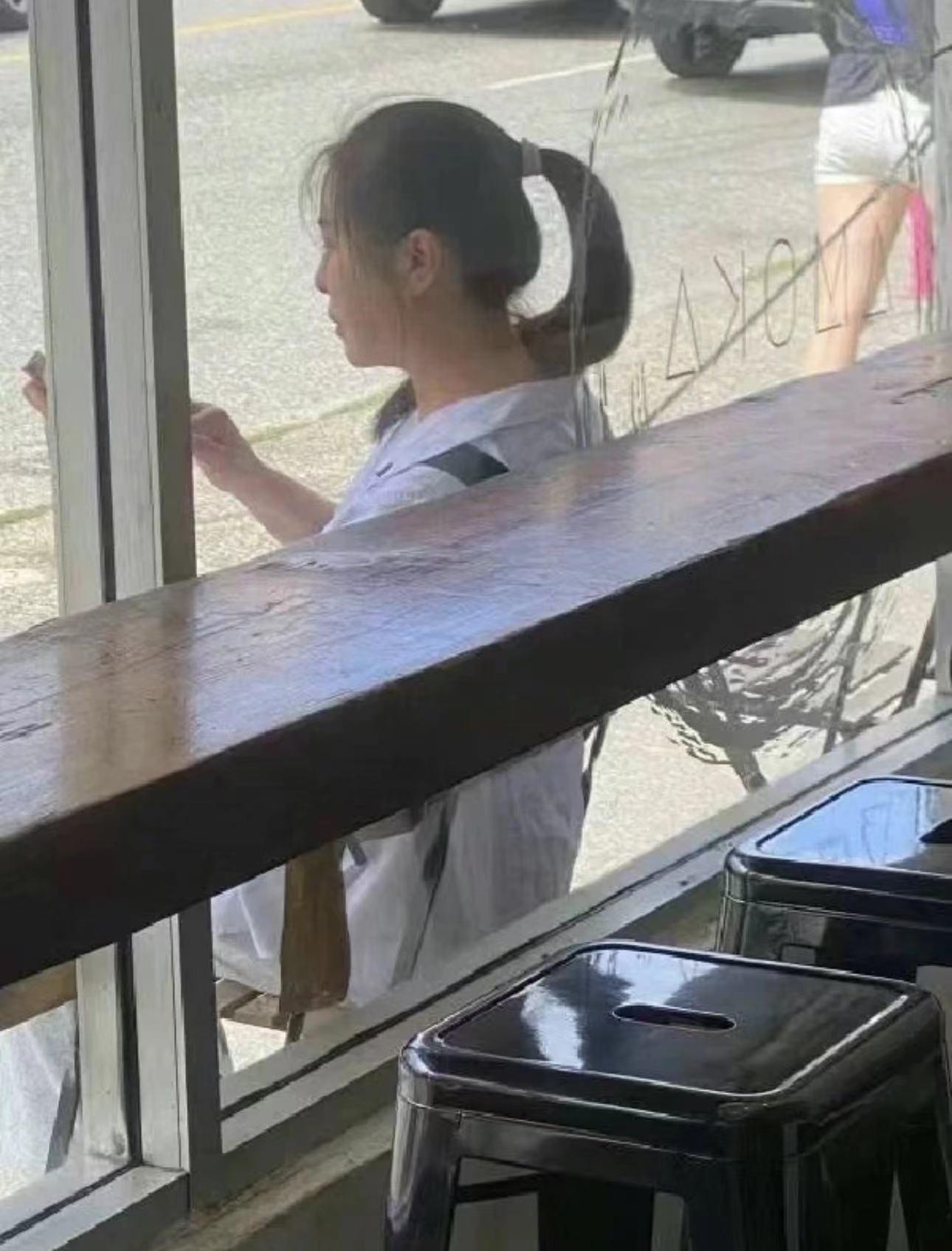 曾紅遍亞洲！咖啡廳偶遇「資深女星樸素穿搭」　「56歲未婚未育」不掩飾歲月痕跡