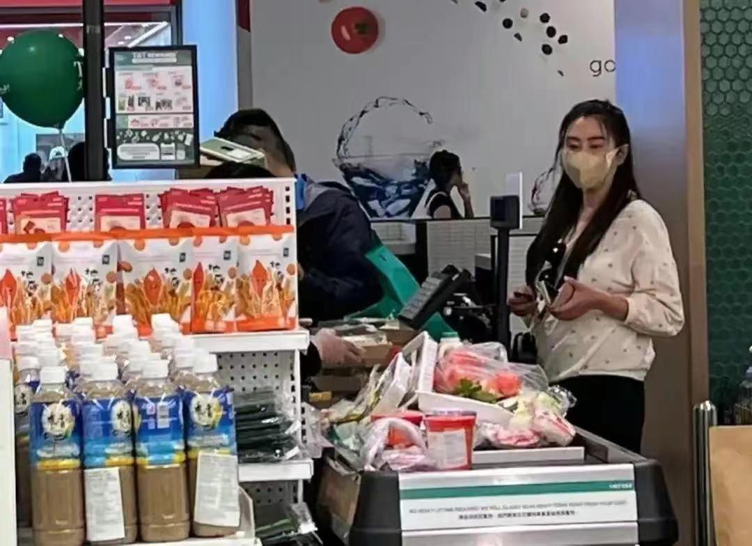 曾紅遍亞洲！咖啡廳偶遇「資深女星樸素穿搭」　「56歲未婚未育」不掩飾歲月痕跡