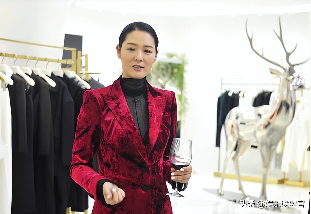 「第一名模」嫁給3婚大導演！卻慘遭小三奪愛　如今「小三癱瘓」她獨自帶娃身價過億