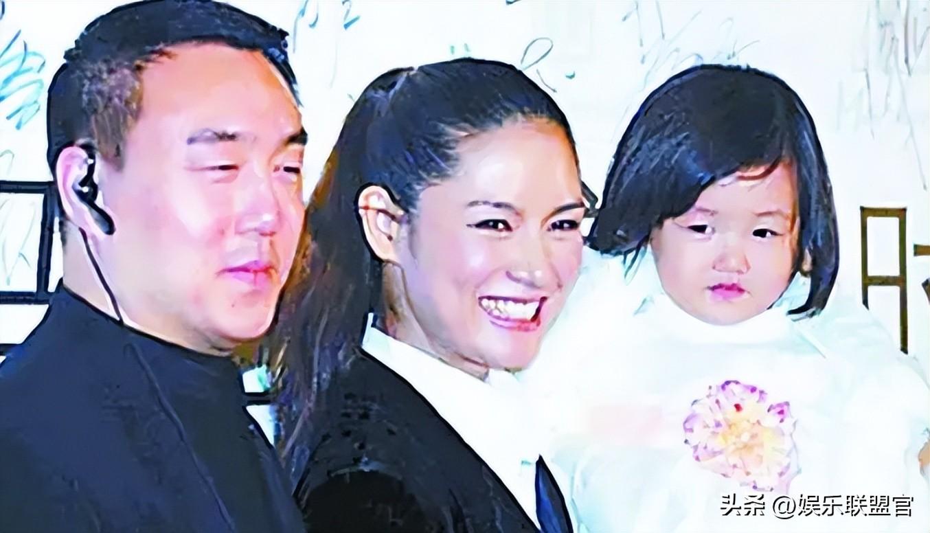 「第一名模」嫁給3婚大導演！卻慘遭小三奪愛　如今「小三癱瘓」她獨自帶娃身價過億