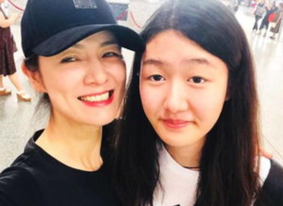 「第一名模」嫁給3婚大導演！卻慘遭小三奪愛　如今「小三癱瘓」她獨自帶娃身價過億