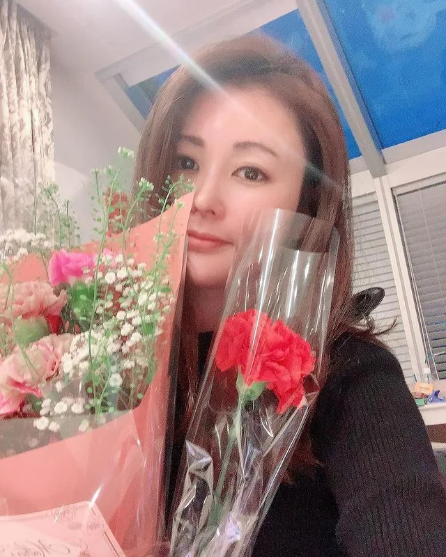 斷開台塑金孫！43歲麻衣「消失演藝圈10年」正式復出　曬「激瘦絕美近照」網全看呆：變回18歲