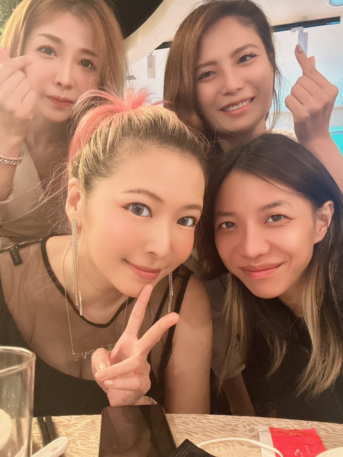 離婚1個月！39歲女星直播賣衣服「單親掙錢養兒子」　「洩感情狀況」：想再生一個